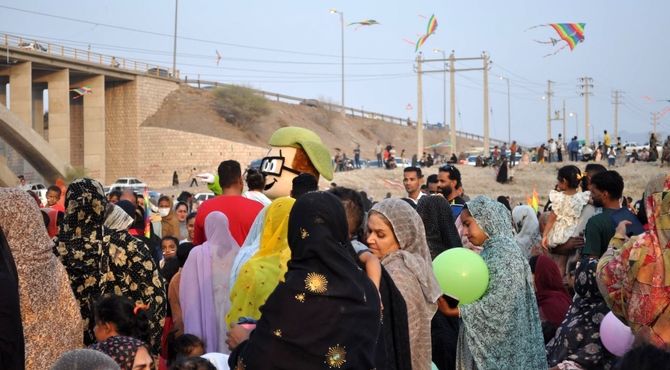 «جشن بادبادک‌ها» بر فراز پل آبنما