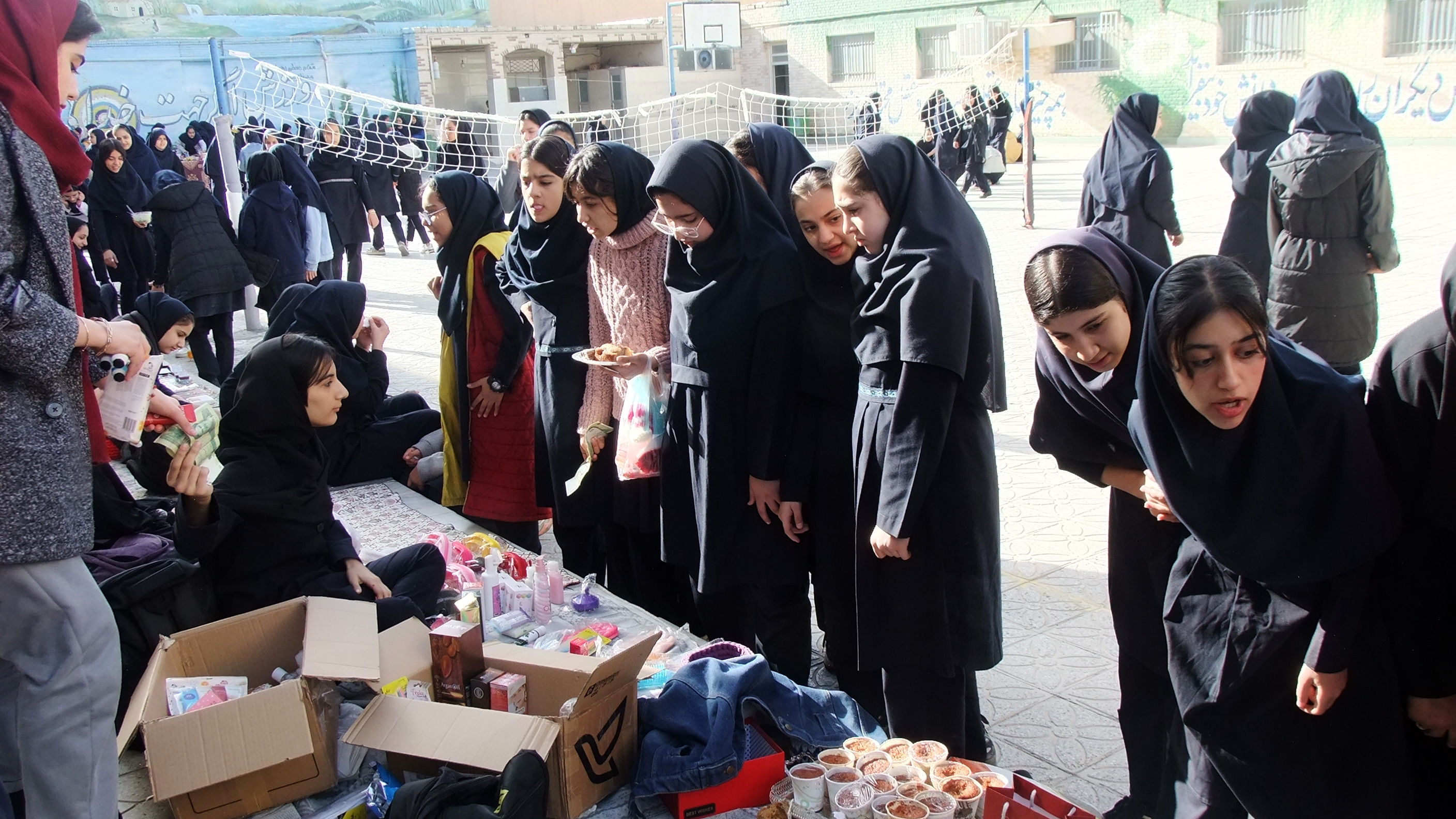 بازارچه کسب و کار دانش‌آموزان دختر در دبیرستان متوسطه اول معلم