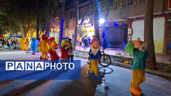 کارناوال عروسکی جشنواره فیلم‌های کودکان و نوجوانان در چهارباغ اصفهان 