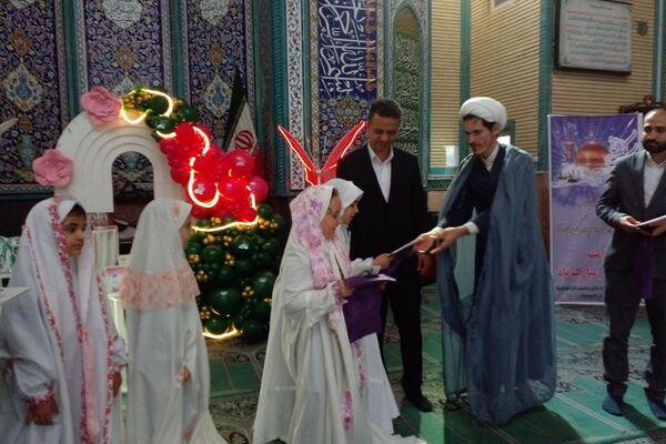 دختران مدرسه هدی 1 در خلعت زیبای عبادت
