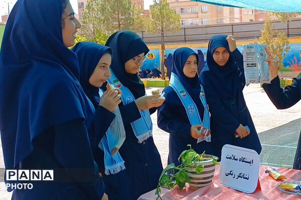سه ایستگاه سلامت در زنگ تفریح  دبیرستان مهر نیشابور 