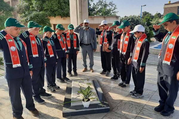 استقبال دانش‌آموزان پیشتاز از فرمانده سپاه استان تهران در اداره کل آموزش و پرورش شهرستانهای تهران