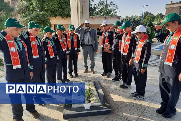 استقبال دانش‌آموزان پیشتاز از فرمانده سپاه استان تهران در اداره کل آموزش و پرورش شهرستانهای تهران