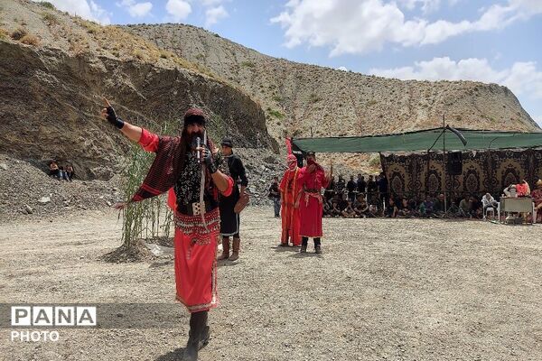 تعزیه خوانی در روز اربعین حسینی در جوار گلزار شهدای شهر بار نیشابور 