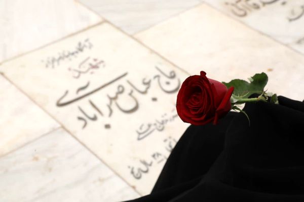 آیین غبارروبی مزار شهدا با حضور اصحاب رسانه در قم