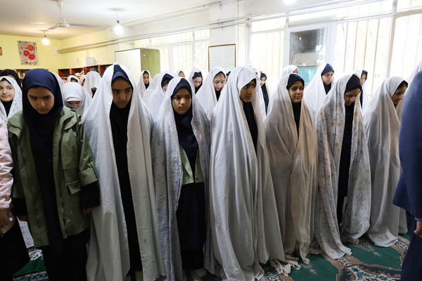 حضور معاون پرورشی و فرهنگی وزارت آموزش وپرورش در نماز جماعت آموزشگاه الزهرا شیراز