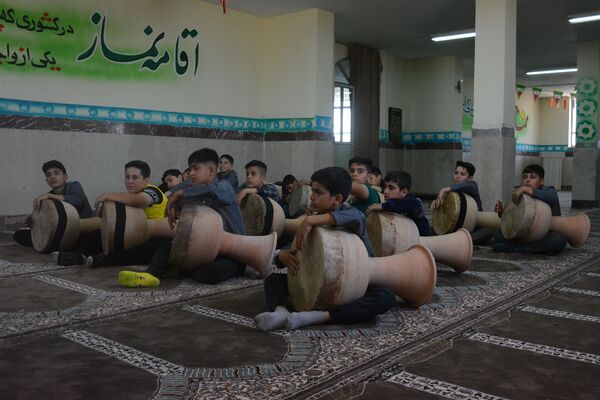 آموزش ضرب زورخانه‌ای در دبستان رازی ناحیه 2 بهارستان