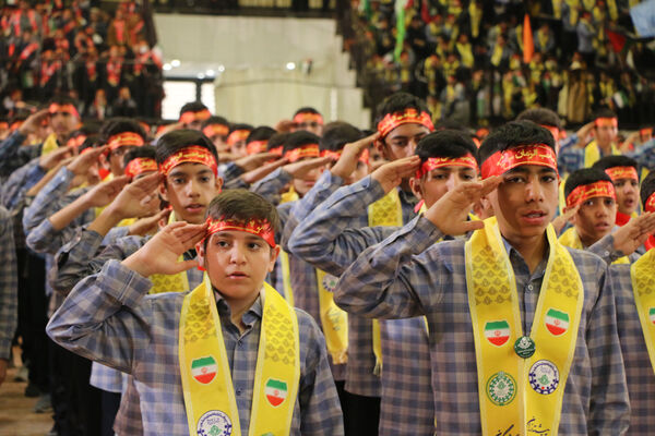 حضور پرشور دانش‌آموزان قمی در همایش «یاوران انقلاب، پیشتازان مقاومت»-1