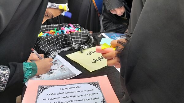 تجمع دانش‌آموزان شهرستان اسفراین در مراسم یادبود شهدای خدمت