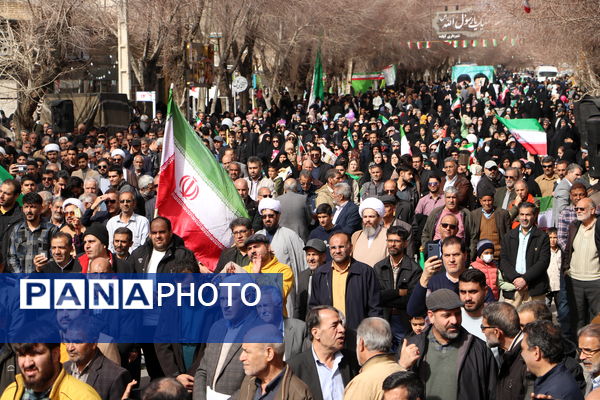 شکوه همبستگی مردم آباده در راهپیمایی ۲۲ بهمن