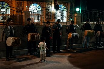اهتزاز پرچم حسینی در کهن‌شهر سورمق