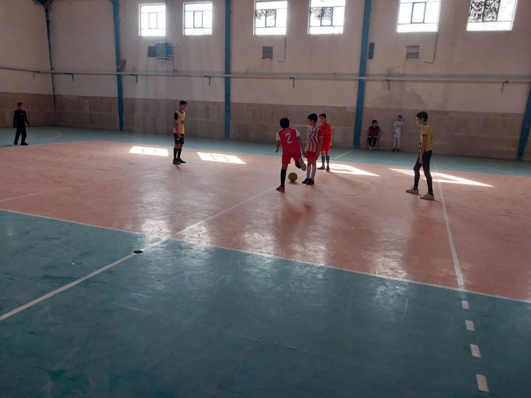 شادی و هیجان دانش‌آموزان در سالن ورزشی 