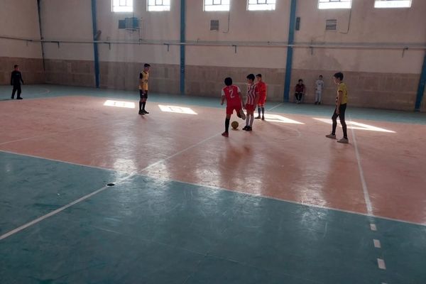 شادی و هیجان دانش‌آموزان در سالن ورزشی 