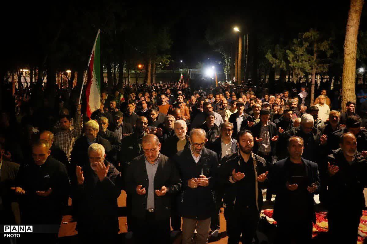 نماز استغاثه به امام زمان؛در کنار شهید گمنام