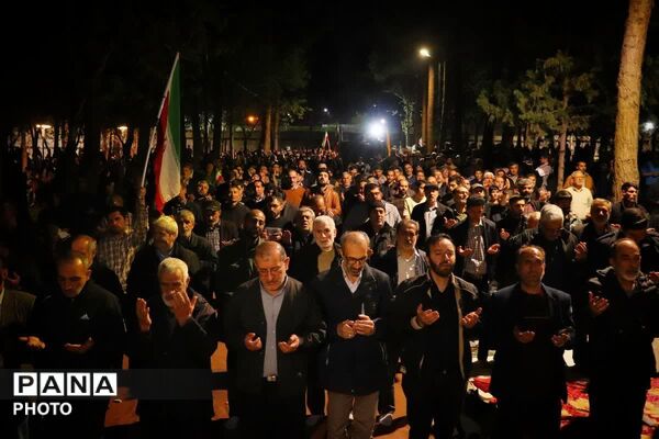 نماز استغاثه به امام زمان؛در کنار شهید گمنام