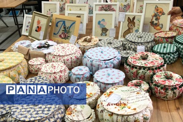 برپایی نمایشگاه آثار هنری دانش‌آموزان به مناسبت دهه فجر 