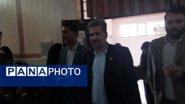 نواختن زنگ پژوهش در دبیرستان خاندان قفلی ناحیه ۷