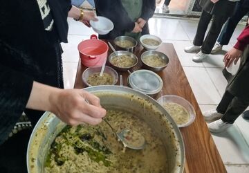 پخش آش رشته با همکاری و مشارکت فعال دانش‌آموزان و کارکنان مدرسه