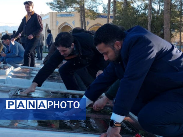 آیین غبارروبی و عطرافشانی گلزار شهدا زیارتگاه شهید مدرس (ره)  