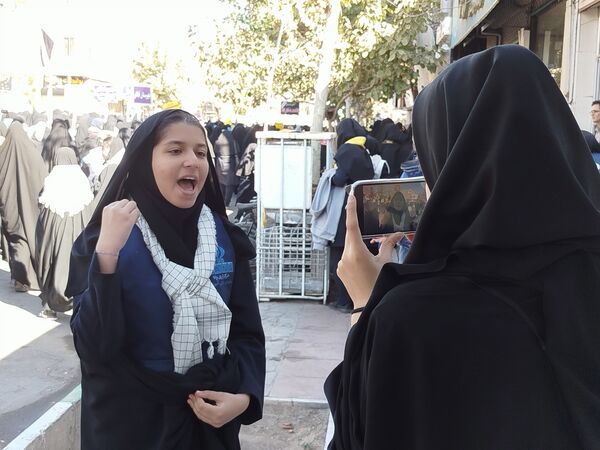 حضور پرشور دانش‌آموز خبرنگاران پانا کاشمر در راهپیمایی ۱۳ آبان
