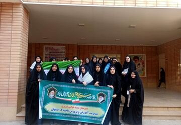 دانش آموزان دبیرستان دخترانه نمونه دولتی تبریزی در روز ۱۳ آبان ماه پر شور و همصداپیام  ملت ایران را با صلابت فریاد زدند
