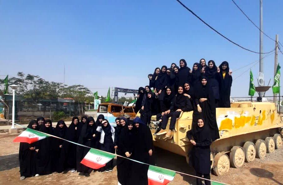 بازدید دانش‌آموزان دبیرستان مهندس نجیمی قم از موزه دفاع مقدس


