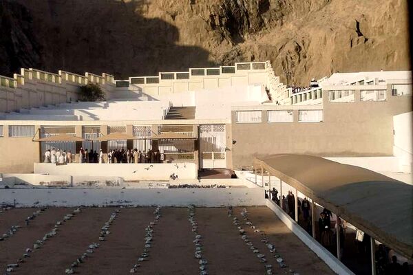 از پشت میز نیمکت تا زیر آسمان مدینه
