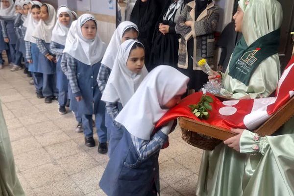 پرچم متبرک امام حسین(ع) میهمان دانش‌آموزان مدرسه زنده‌یاد قمصری