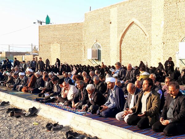 قرائت دعای باران و نماز جماعت در روستای دهنو خلیل آباد