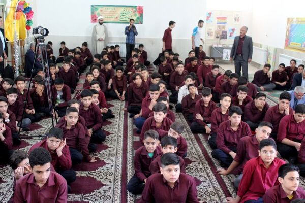 اقامه نماز جماعت در آموزشگاه متوسطه اول شاهد سمنان