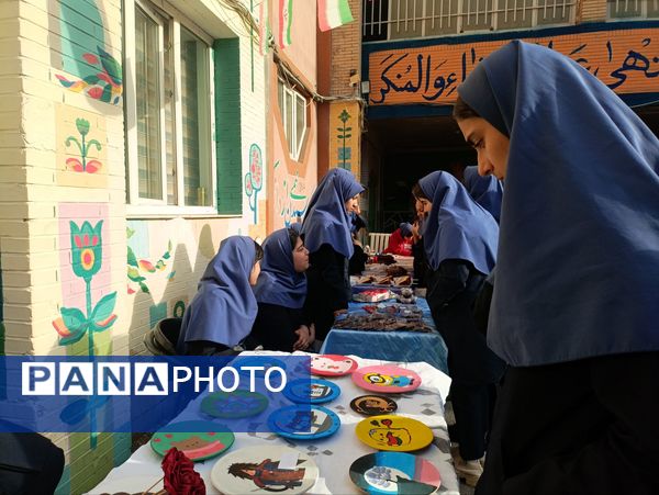 برپایی بازارچه دانش آموزی در دبیرستان دکتر جواد حداد۲ 