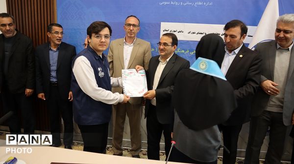 نشست صمیمی اعضای تشکل های دانش آموزی با مدیرکل آموزش وپرورش استان اردبیل