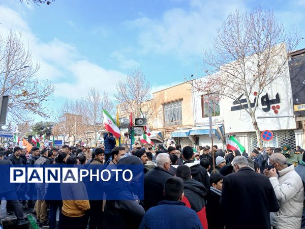 راهپیمایی ۲۲بهمن در شهرستان کاشمر با حضور پر رنگ مردم برگزار شد 