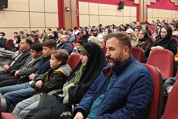 تقدیر از دانش‌آموزان دبیرستان هیات امنایی البرز در اردوگاه استانی شهید محمد منتظری شهریار 