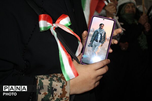 حضور پرشور دختران جان‌فدا در اجتماع شبانه با لباس بسیجی