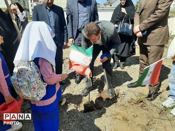 کاشت ۴۰ اصله نهال  به مناسبت چهلمین روز شهادت‌ قائد امت اسلامی ودانش آموزان میناب در تالش
