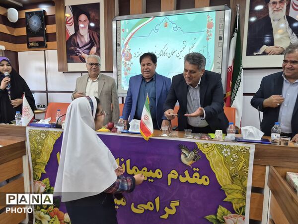 معلمان نمونه در قاب افتخار آموزش و پرورش منطقه ۵