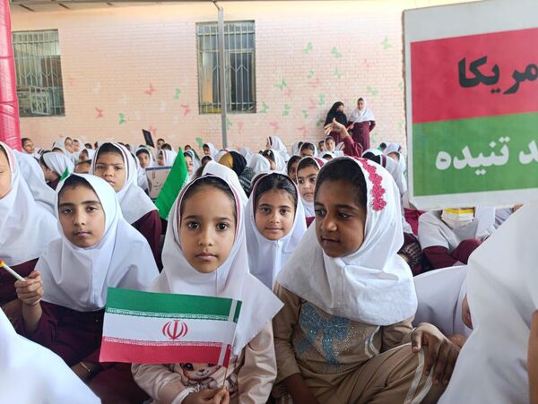 حماسه ۱۳ آبان در دبستان شهید تنیده 