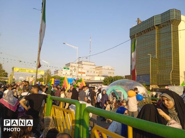  جشن بزرگ مردم در مهمانی ۱۰ کیلومتری