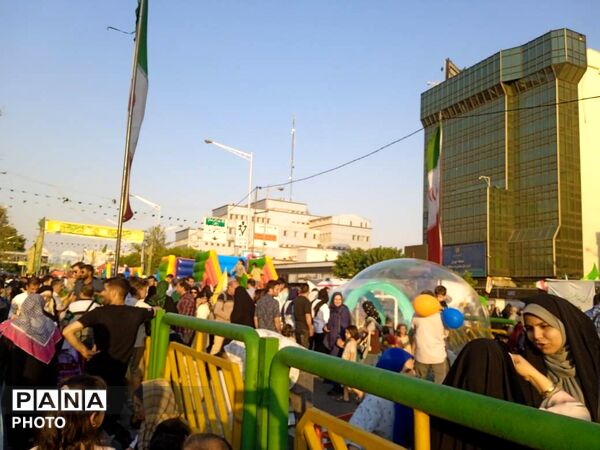  جشن بزرگ مردم در مهمانی ۱۰ کیلومتری