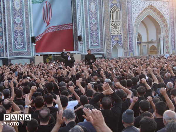 بارگاه منوّر رضوی در سالروز شهادت امام رضا (ع) یکپارچه سیاهپوش و لبریز از سوز و گداز عزاداران شد