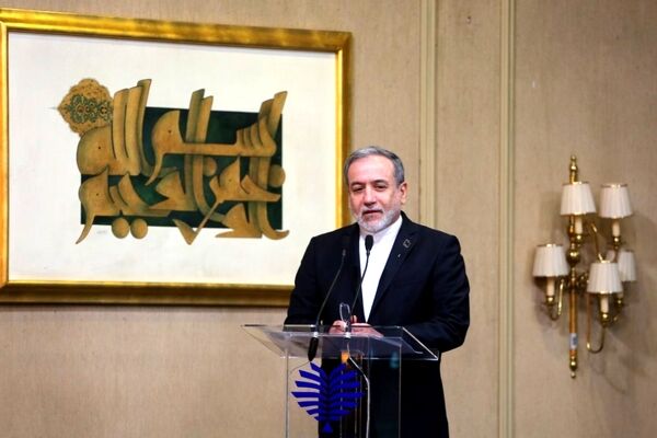 آرایش نظامی آن‌ها در منطقه ما را نمی‌ترساند؛ ما اهل دیپلماسی و آماده جنگیم‌