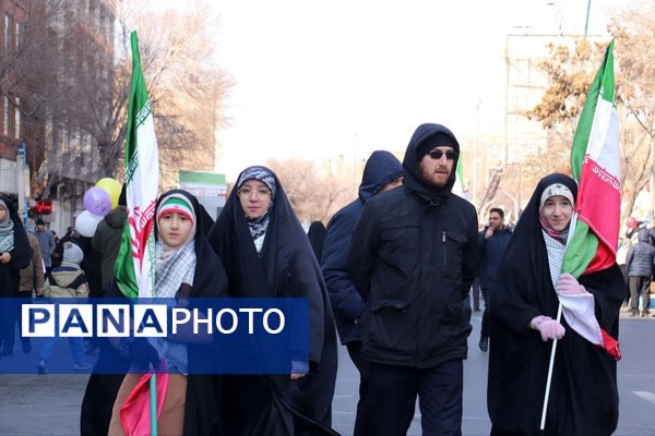 حضور گرم مردم تبریز در راهپیمایی 22 بهمن