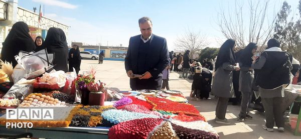 بازارچه دانش آموزی در دبیرستان حاج مهدی روحانی خلیل آباد