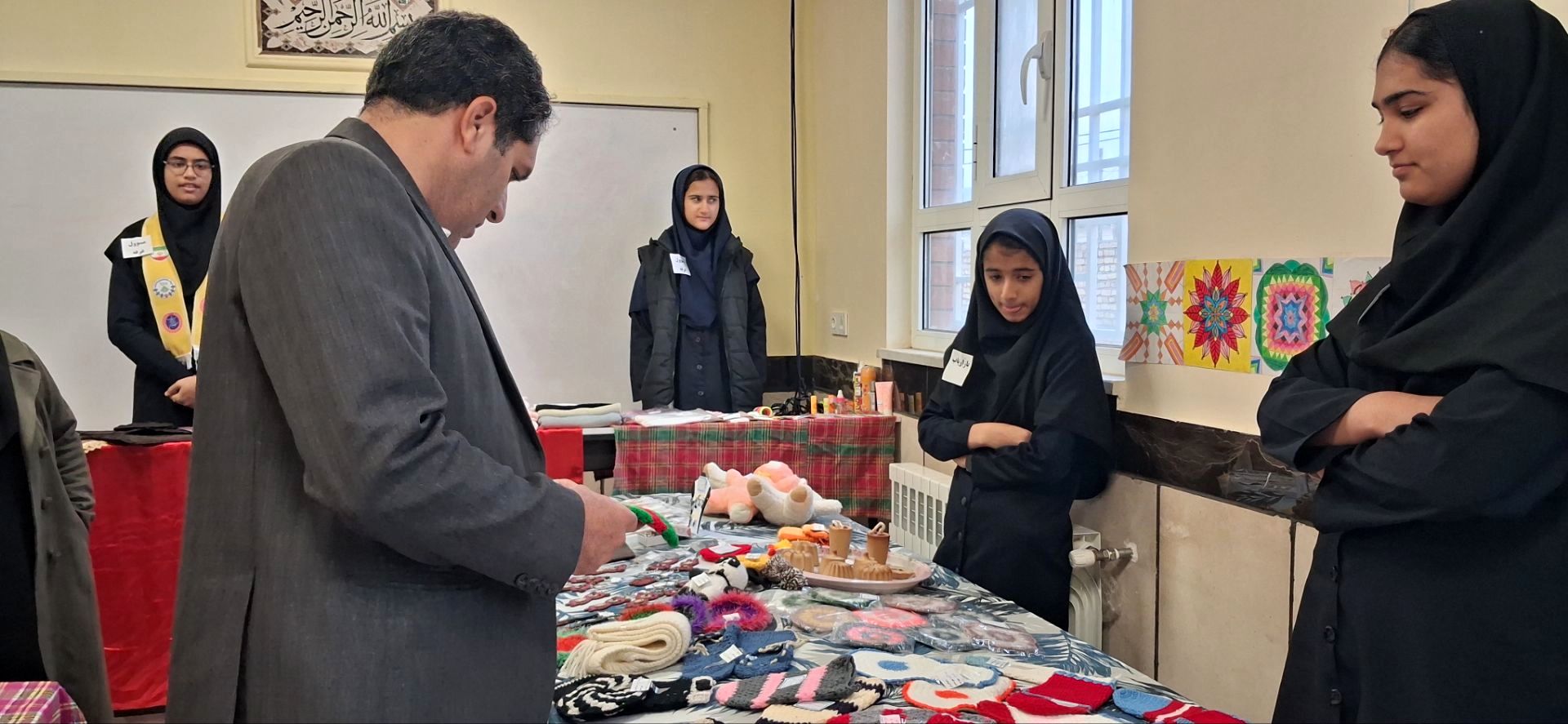 بازدید معاون توسعه و پشتیبانی آموزش و پرورش خلیل آباد از بازارچه کار آفرینی جوانه های انقلاب