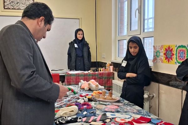 بازدید معاون توسعه و پشتیبانی آموزش و پرورش خلیل آباد از بازارچه کار آفرینی جوانه های انقلاب