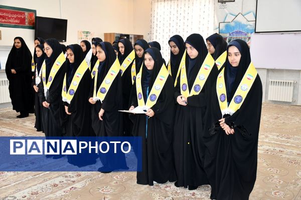 برپایی نمایشگاه آثار دانش‌آموزی در مدرسه متوسطه اول نمونه دولتی امام رضا (ع) فیض‌آباد