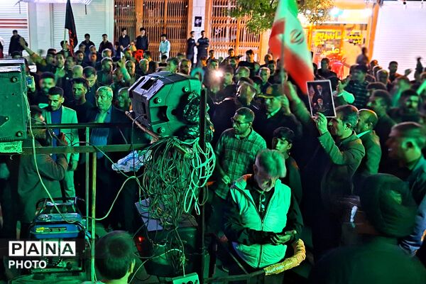 صحنه دیگری از عشق و ارادت ملت به رهبر در سومین شب سال جدید در شهرستان باشت