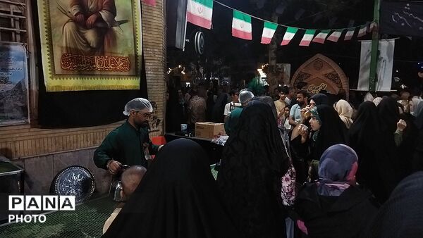 فعالیت چایخانه حضرت فاطمه  زهرا (س) در نود و ششمین شب از اجتماعات مردمی 