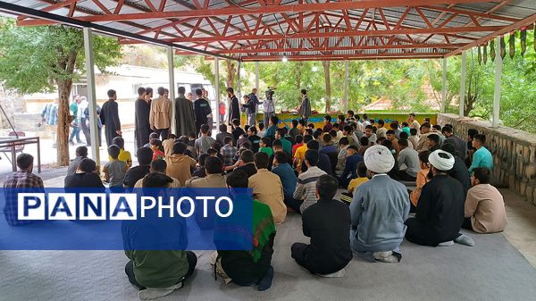 اقامه نماز دانش‌آموزی با حضور ۱۲۰ دانش‌آموز پسر در اردوگاه شهید بهشتی یاسوج